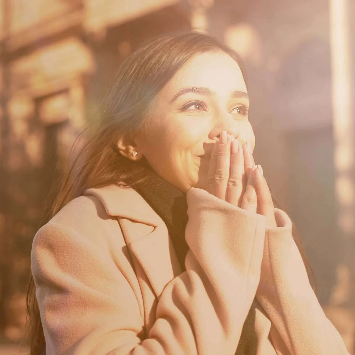 Femme émue, les mains jointes devant le visage, qui comprend enfin la direction de sa reconversion