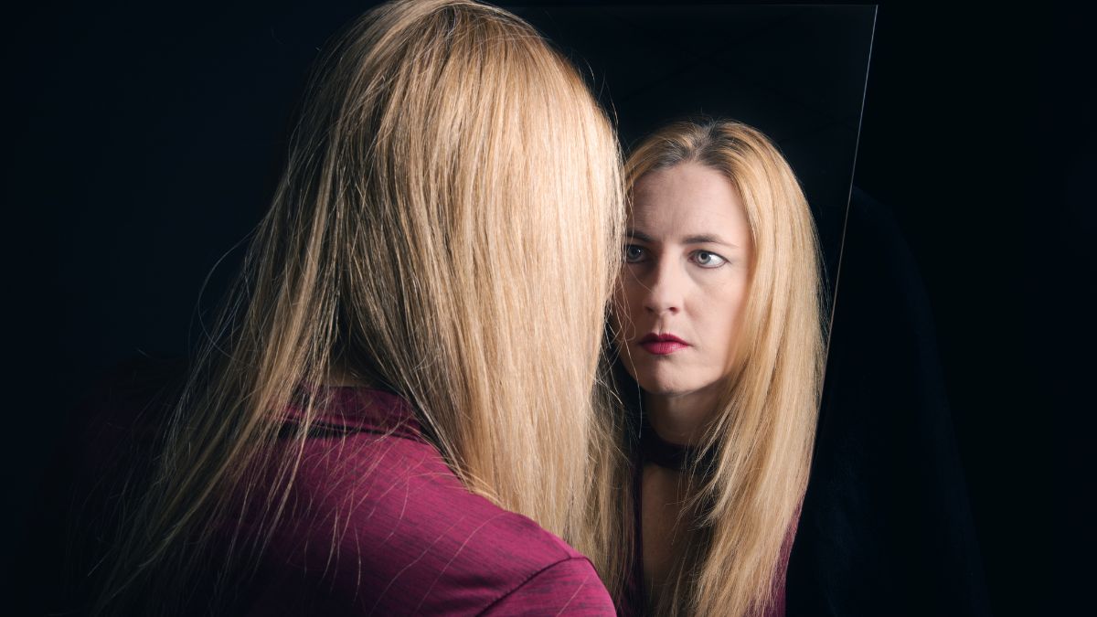 femme qui se minimise